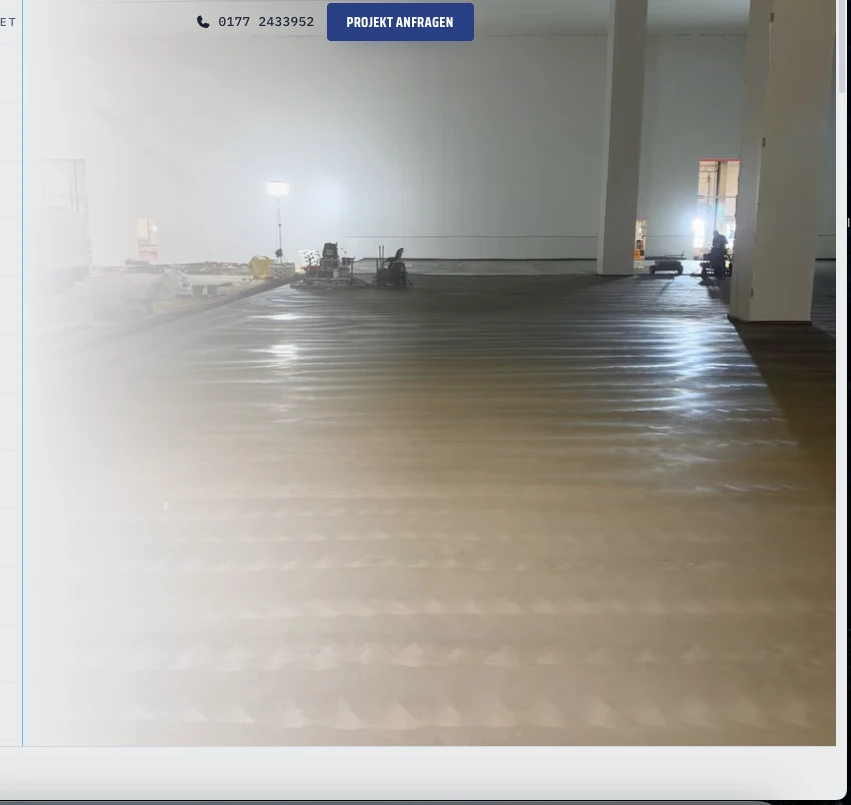 Frisch geglättete Betonfläche in einer großen Halle
