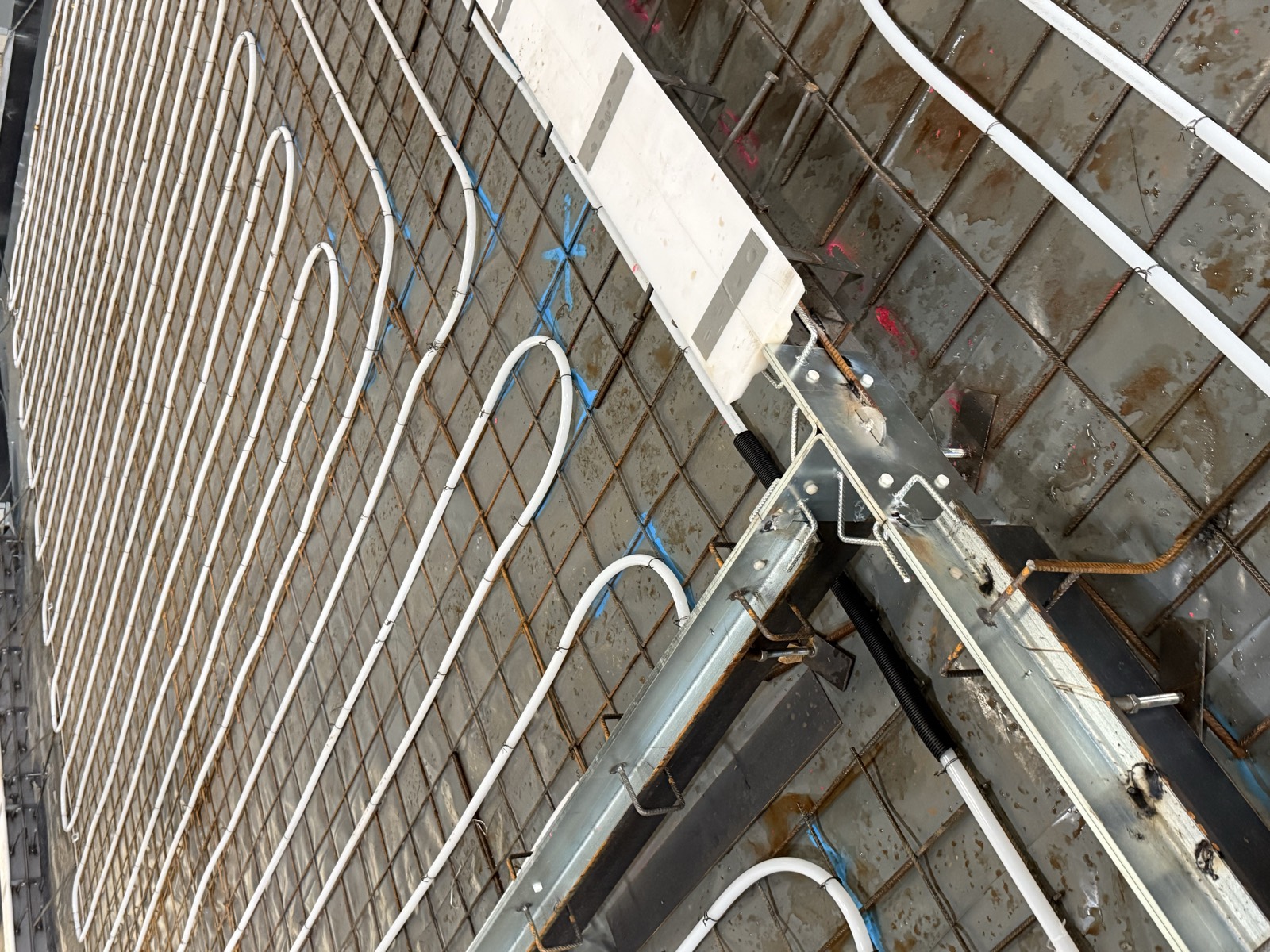 Schienensystem auf höhenverstellbaren Stützen in der Halle