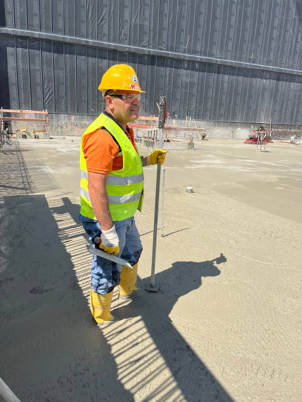 Keles Boden Bau auf der Baustelle: Abziehen einer frischen Betonfläche in Worms